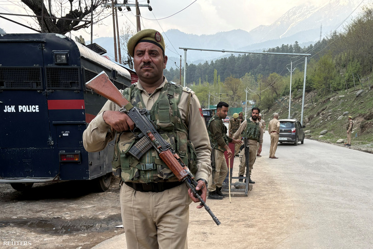Indiai rendőrök Pahalgam közelében 2025. április 22 -én