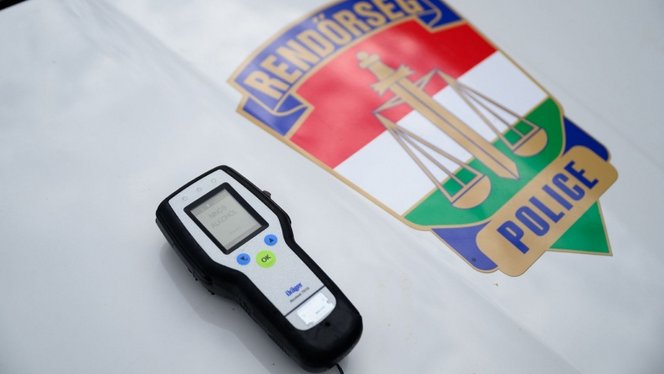 Senkinek sem esik jól, ha funkcionális alkoholistaként kezelik, miközben csak ünnepi alkalmakkor fogyaszt alkoholt. A kép illusztráció!