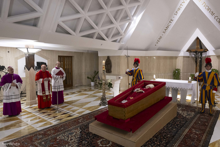 A képek nemcsak a hívők körében váltottak ki komoly érzelmeket, hanem világszerte megrendülést keltettek. (Fotó: Vatican Media / Northfoto)