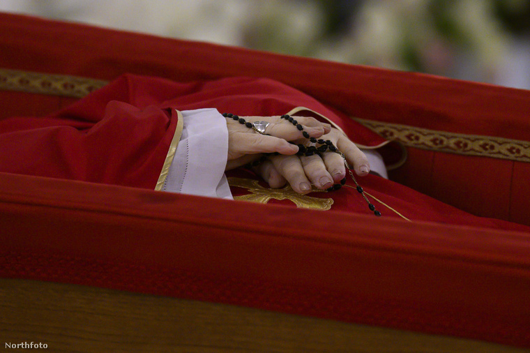Halála előtt maga rendelkezett a temetésének módjáról, és úgy tűnik, semmit nem bízott a véletlenre: nyitott koporsó, egyszerű, de szimbolikus viselet, rózsafüzér a kézben. (Fotó: Vatican Media/Fotogramma / Northfoto)
