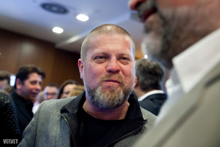 Az incidenst videó is megörökítette – Szabó Győző a kezében tartotta az üveggolyót, és dühösen emelte a magasba, miközben a stúdióban döbbent csend ereszkedett a résztvevőkre. (Fotó: Rostás Bianka / Velvet)