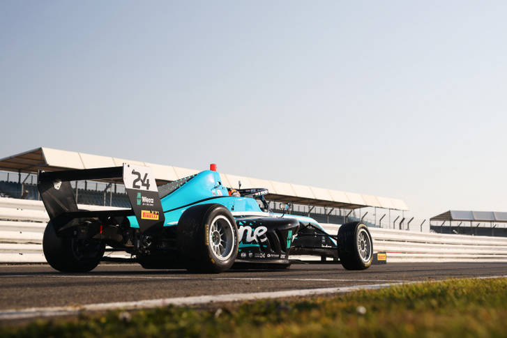 Molnár Martin a második szezonjában szórná a dobogós helyezéseket a brit F4-ben