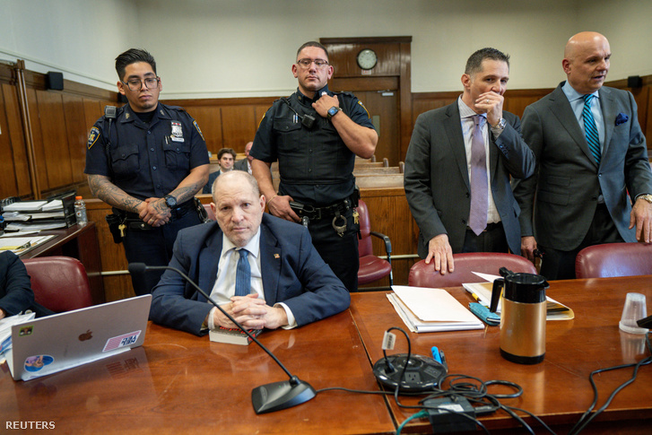 Harvey Weinstein a manhattani büntetőbíróságon, egy nappal az ellene folyó nemi erőszak és szexuális zaklatás miatt indított per kezdete előtt, New Yorkban 2025. április 22-én