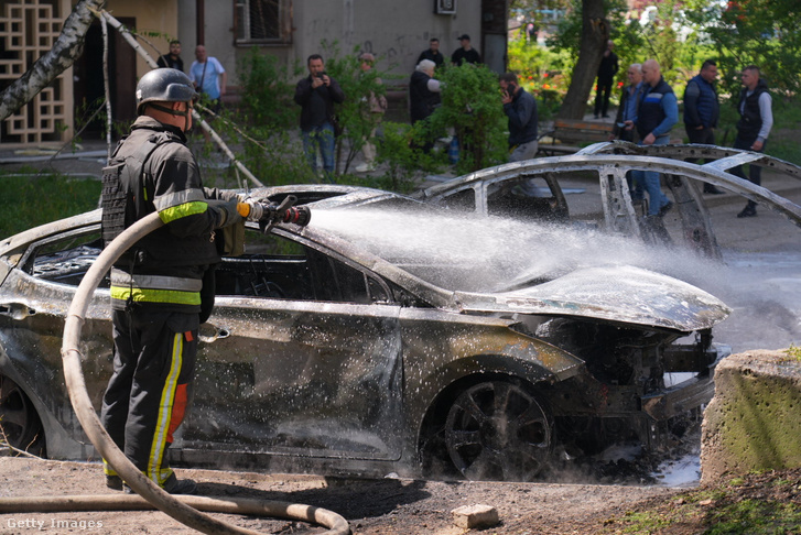 Egy tűzoltó oltja a lángokat egy orosz légibombázást követően az ukrajnai Zaporizzsja egyik sűrűn lakott területén 2025. április 22-én