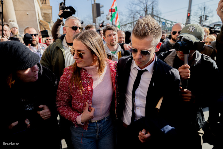 Magyar Péter és Vogel Evelin a Fővárosi Nyomozó Ügyészség előtt 2024. március 20-án