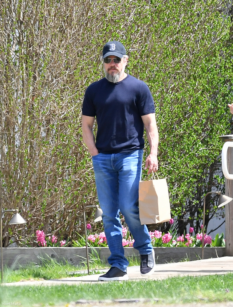 Matt Damon óriási ősz szakállat növesztett, aminek köszönhetően szinte teljesen felismerhetetlen