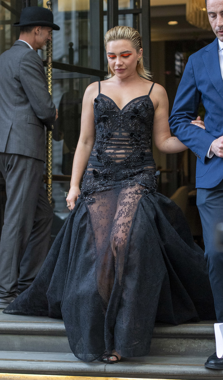 Florence Pugh Londonban a Mennydörgők című film premierjén jelent meg egy sokat sejtető fekete csipkés estélyi ruhában