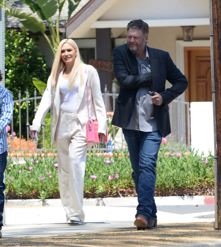 Gwen Stefani és férje, Blake Shelton Los Angelesben lépett utcára, ahol épp egy húsvéti misére igyekeztek