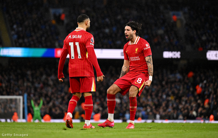 Szalah és Szoboszlai közös öröme a Manchester City elleni diadal alkalmával. A magyar középpályás gólt és gólpasszt is jegyzett a csúcsrangadón.