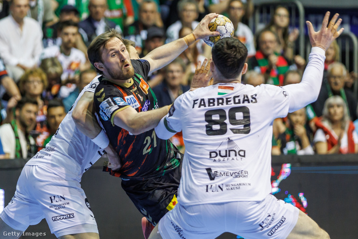 Albin Lagergren (b) és Ludovic Fabregas (j) ütközik a Magdeburg–Veszprém férfikézilabda Bajnokok Ligája negyeddöntőjének első mérkőzésén a Getec Arénában 2025. április 23-án
