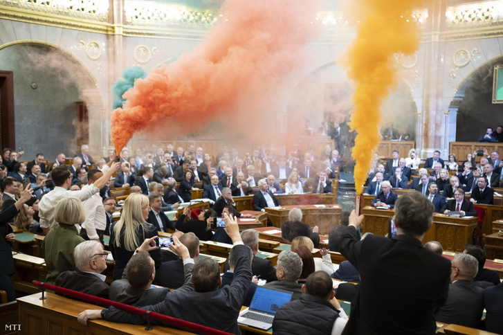A Momentum képviselői színes füstgyertyákkal a kezükben, miután a képviselők 136 igen, 27 nem szavazattal fogadták el a gyülekezési jogról szóló törvénynek a gyermekek védelmével összefüggő módosítását, valamint az ehhez kapcsolódó jogszabályok megváltoztatását az Országgyűlés plenáris ülésén 2025. március 18-án