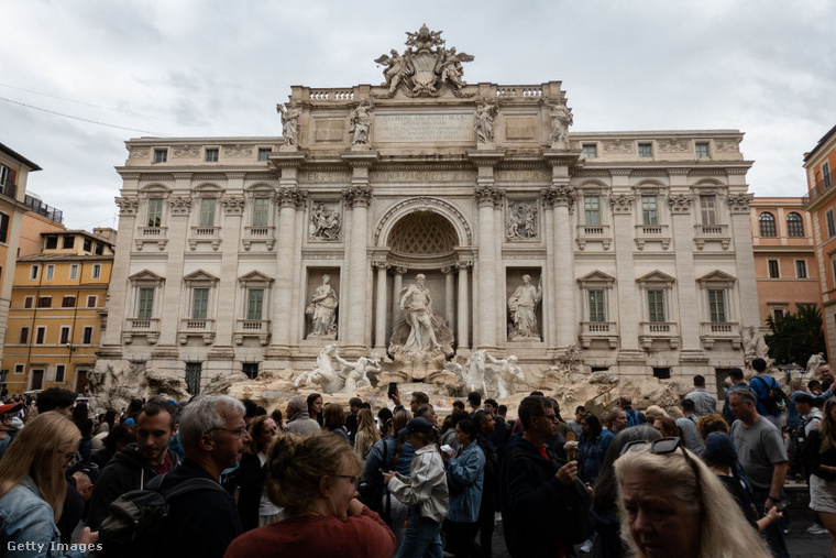 A Trevi-kútnál általában mindig nagy tömeg van. (Fotó: Getty Images)