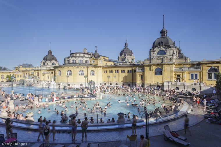 A Széchenyi fürdő népszerű a turisták körében. (Fotó: Getty Images)