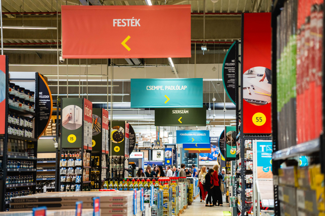 Piktogramok és táblák is segítik a tájékozódást