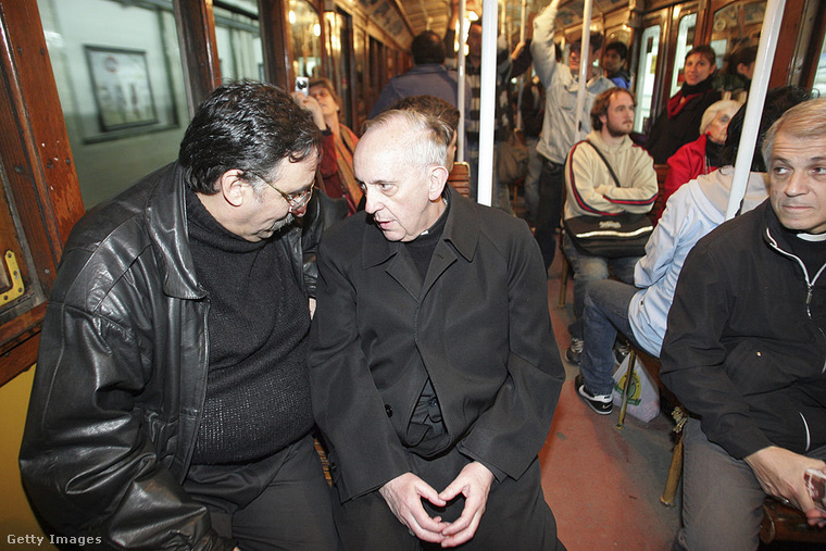 Ferenc pápa mindig a visszafogott élet híve volt – nem költött luxusra, nem vette fel a fizetését, és elutasította az egyházi pompát. (Fotó: Emiliano Lasalvia / Getty Images Hungary)