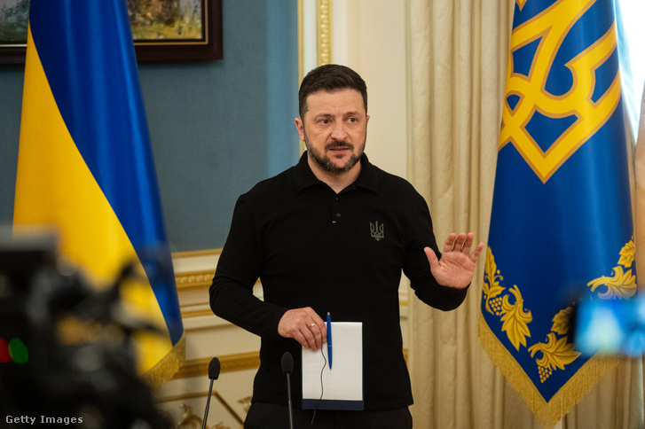 Volodimir Zelenszkij ukrán elnök beszédet mond sajtótájékoztatón Kijevben, 2025. április 22-én