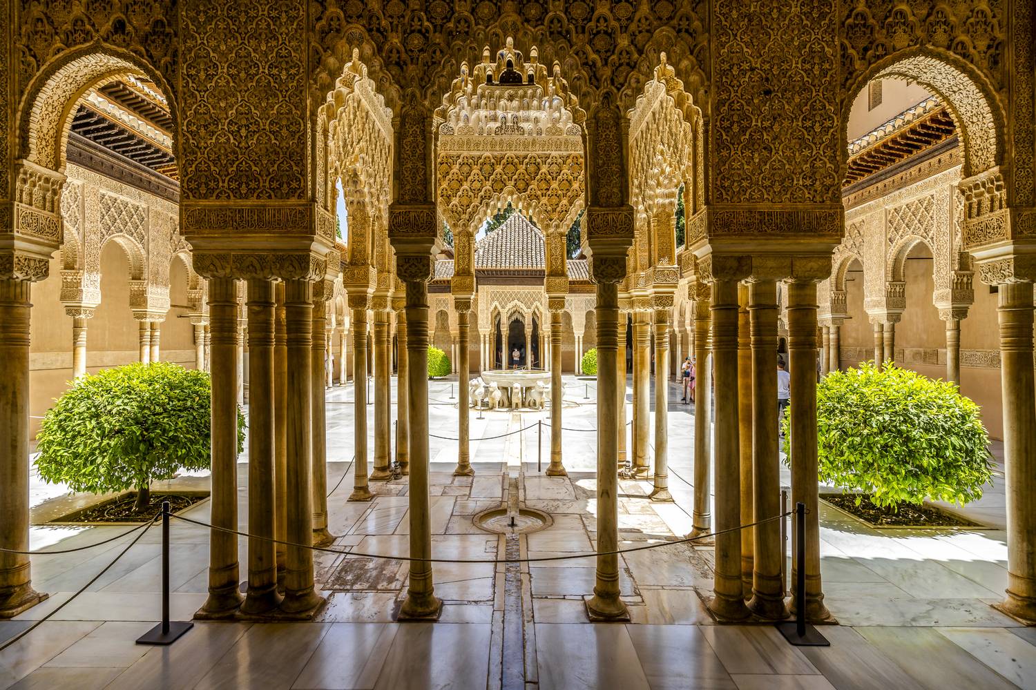 Az Alhambra Granada városa fölött magasodik, Spanyolország gazdag történelmének jelképeként. A város mór erődje az UNESCO világörökség része. A palota, az erőd és a város teljes területe nagyjából 140 ezer négyzetméter, amelynek építése a 9. században kezdődött.
