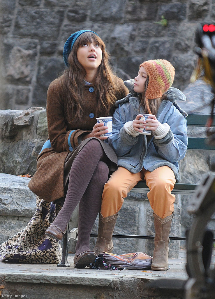 Jessica Alba és Sophie Nyweide a 2010-es Láthatatlan jel című film forgatásán. (Fotó: Getty Images)