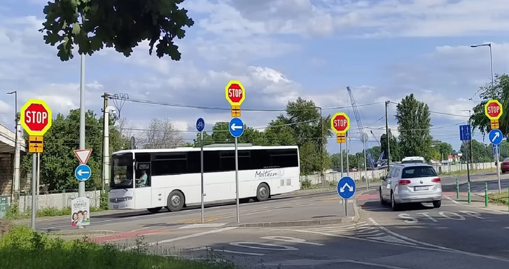 A macisajt és a STOP tábla nem azt jelenti, hogy soha senki elé nem szabad kikanyarodni!