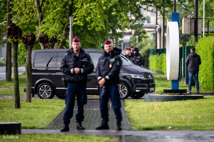 Orbán Viktor érkezik az MTVA épületéhez 2025. április 25-én