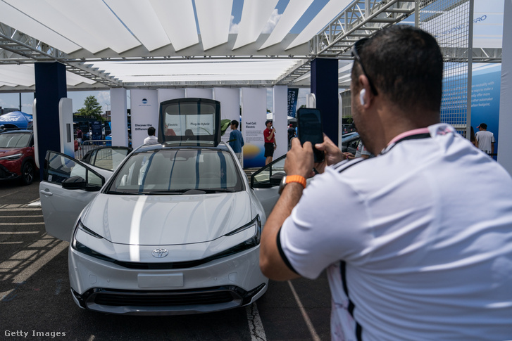 Egy ember egy új Toyota Priust fényképez 2023. július 23-án
