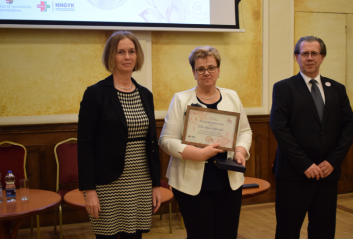 Kocsárdiné Járási Erika átveszi a Steller Mária védőnői díjat