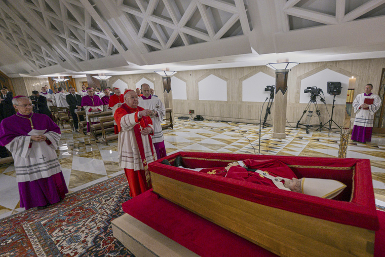 Mostantól aki 30 méteren belül kerül Ferenc pápa holttestéhez, köteles eltenni a telefonját. (Fotó: Vatican Media / AP)