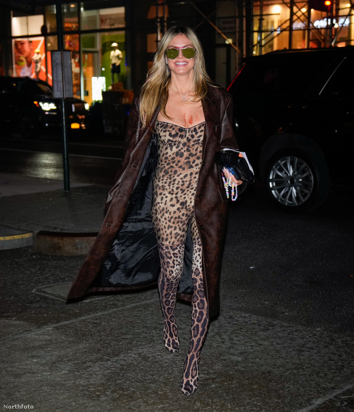Heidi Klum&nbsp;A német szupermodell leopárdmintás macskaruhában és hosszú bőrkabátban érkezett New Yorkban a Sunset Boulevard című musical előadására