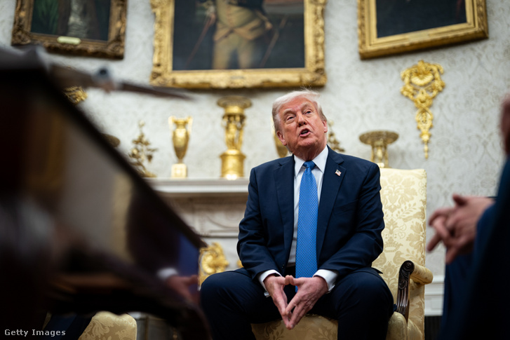 Donald Trump a Fehér Ház Ovális Irodájában, Washington DC-ben 2025. április 24-én