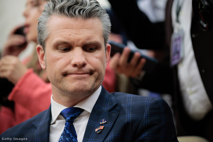Pete Hegseth védelmi miniszter részt vesz Donald Trump elnök és Jonas Gahr Store norvég miniszterelnök találkozóján a Fehér Ház Ovális irodájában 2025. április 24-én Washingtonban