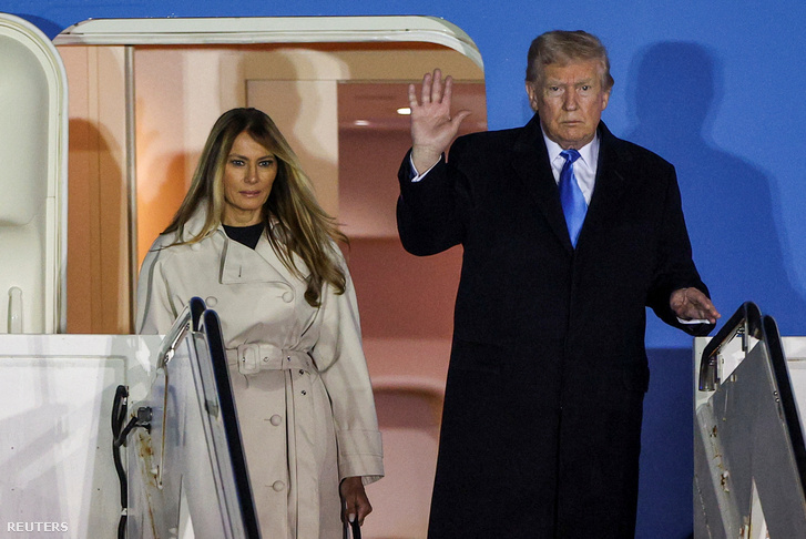 Donald Trump amerikai elnök és felesége, Melania Trump megérkeznek a Fiumicino repülőtérre 2025. április 25-én