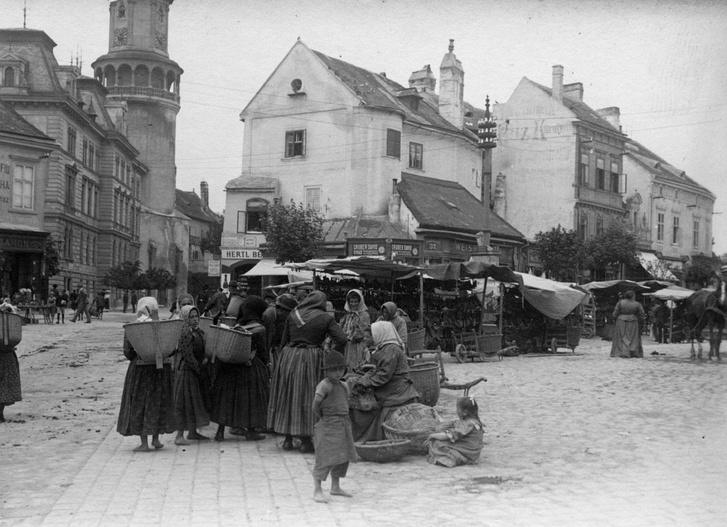 Várkerület az Előkapu felé nézve, háttérben a Tűztorony