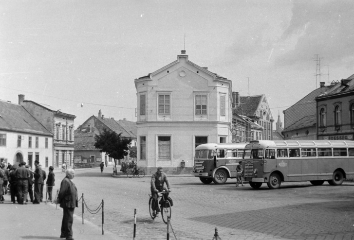 Ógabona tér, autóbusz-végállomás. Jobbra a Színház utca torkolata, 1961