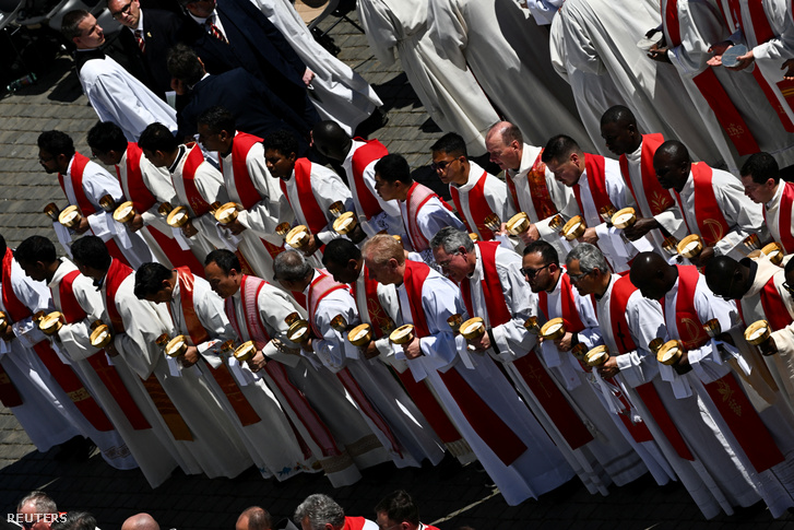 Kezdetét vette az Eucharisztia liturgiája
