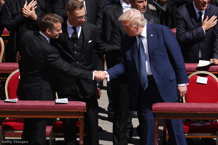 Donald Trump kezet fog Emmanuel Macronnal