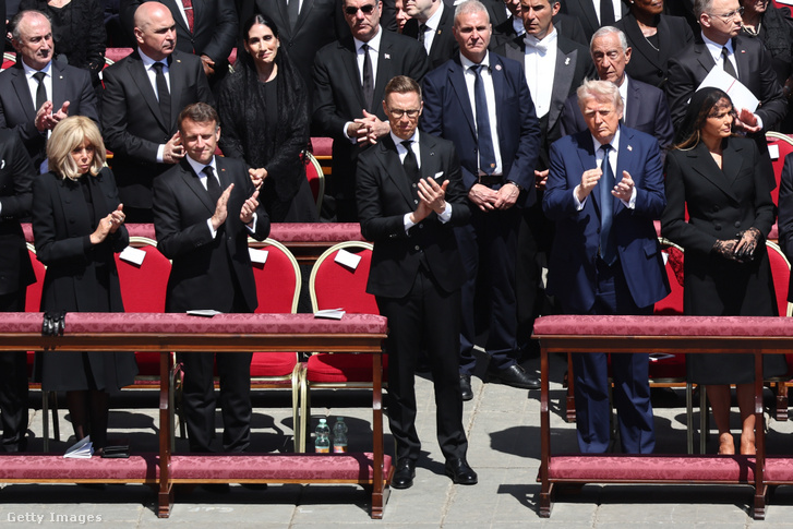 Brigitte Macron, Emmanuel Macron francia elnök, Alexander Stubb finn elnök, Donald Trump amerikai elnök és Melania Trump Ferenc pápa temetésén 2025. április 26-án