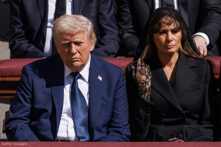 Donald Trump volt az egyetlen, aki nem tartotta be a fekete öltöny viselésére vonatkozó dresszkódot. (Fotó: Dan Kitwood / Getty Images Hungary)
