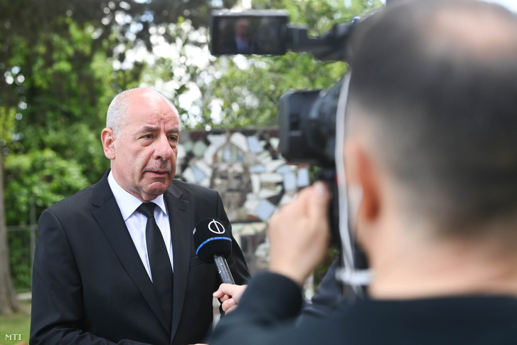 Sulyok Tamás köztársasági elnök újságíróknak nyilatkozik Ferenc pápa búcsúztatója után Rómában 2025. április 26-án