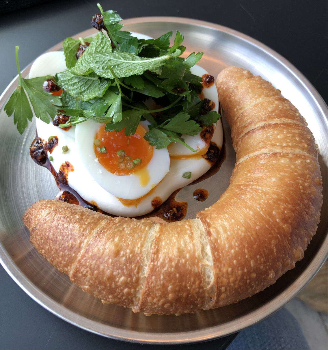 Hatperces tojás labneh-val