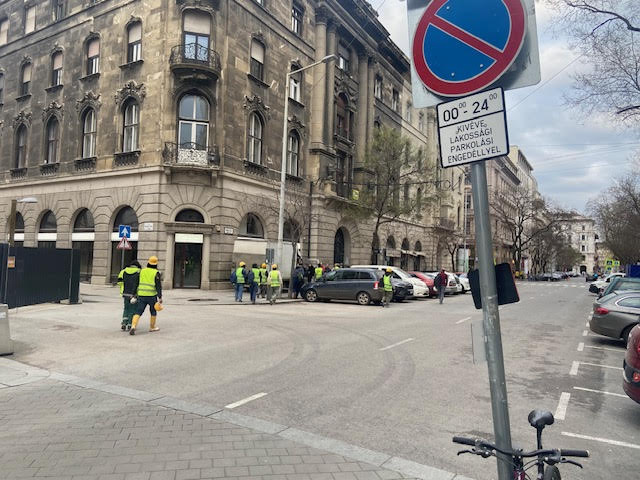 Olvasónk szemből érkezett! Balra egy útkereszteződés, az utca másik végén (olvasónk menetiránya szerint balról) pedig sehol egy korlátozó tábla. Ilyenkor mi van azokkal, akik szemből jönnek és balra kanyarodnának be a parkolóhelyre?