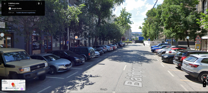 Az utca közepére (balra) kikerült végül egy tiltó tábla az esetet követően, de ez csak tovább fokozta a jogi keszekuszaságot