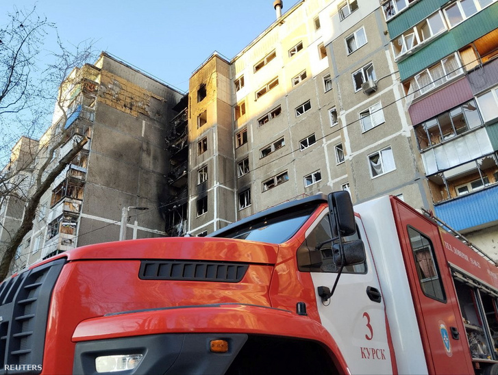 Egy tűzoltóautó látható egy megrongálódott lakóház előtt, miután a helyi hatóságok szerint ukrán dróntámadás érte az oroszországi Kurszkban 2025. április 15-én