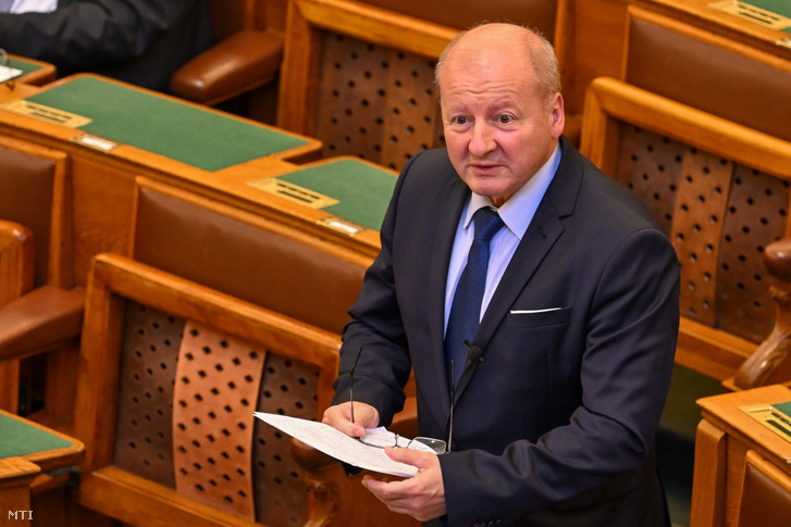 Simicskó István az Országgyűlés plenáris ülésén 2025. április 28-án