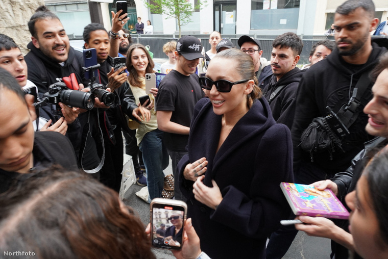 Miley Cyrus Párizsban köszöntötte a rajongóit a hotel előtt, ahol megszállt
