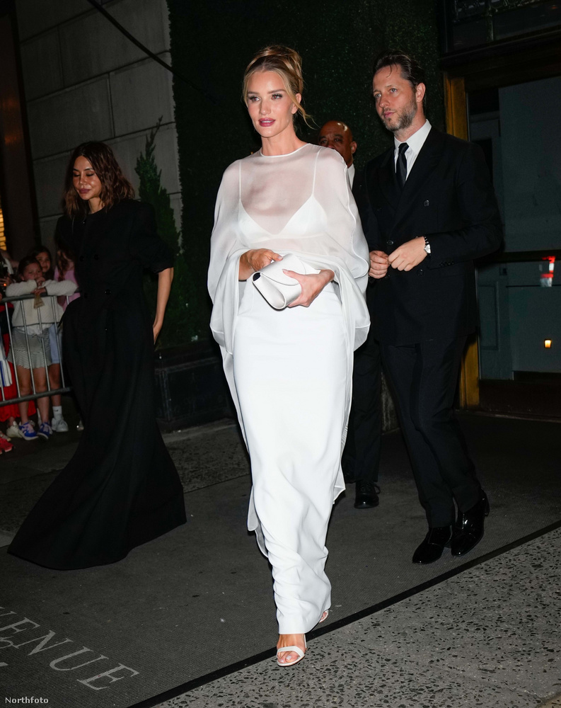 Rosie Huntington-Whiteley-t Gigi Hadid születésnapi partiján fotózták le a New York-i L'avenue francia prémium étteremben