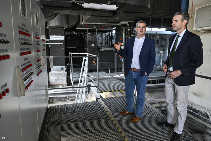 Takács Péter a Belügyminisztérium egészségügyi államtitkára és Steiner Attila az Energiaügyi Minisztérium energetikáért felelős államtitkára az Észak-budai Szent János Centrumkórházban 2025. április 28-án