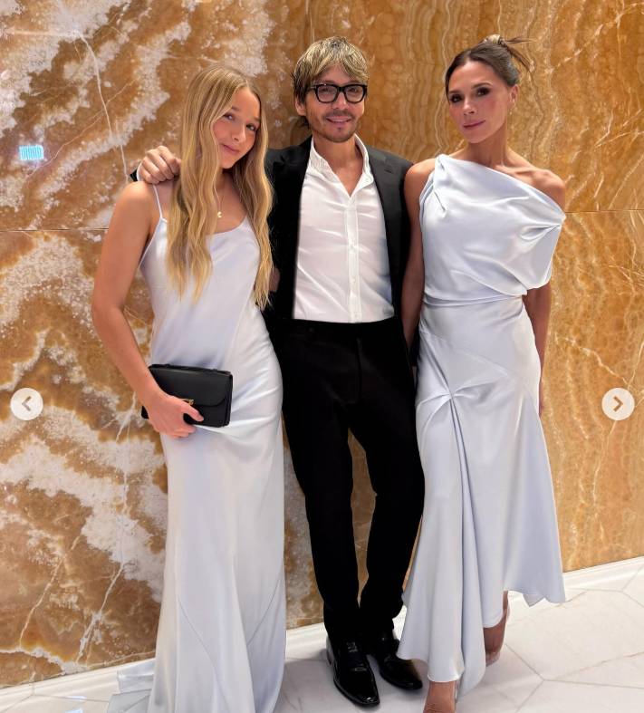Harper és Victoria Beckham Ken Paves fodrásszal. A divattervező régóta jó barátja a férfinak.