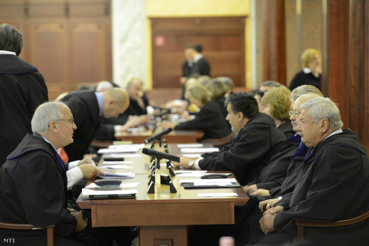 Baka András (b) és Lomnici Zoltán (j) a Legfelsőbb Bíróság korábbi elnökei a Kúria teljes ülésén Budapesten a bíróság dísztermében 2013. június 3-án.
