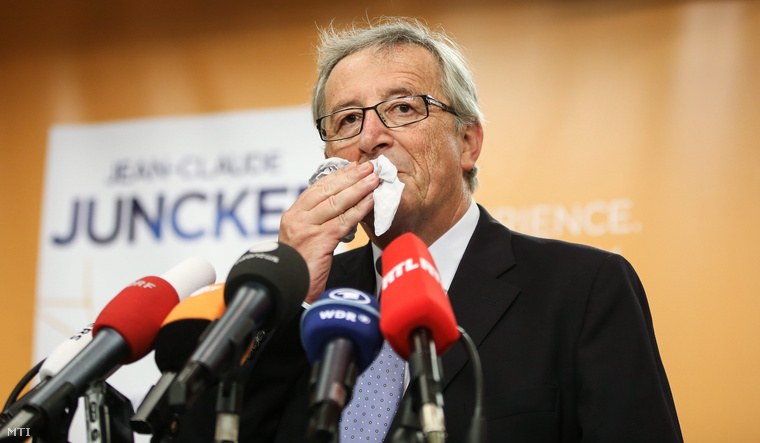 Jean-Claude Juncker sajtóértekezletet tart az EPP brüsszeli székházában 2014. május 26-án az európai parlamenti választások másnapján, a végleges eredmények bejelentése előtt.