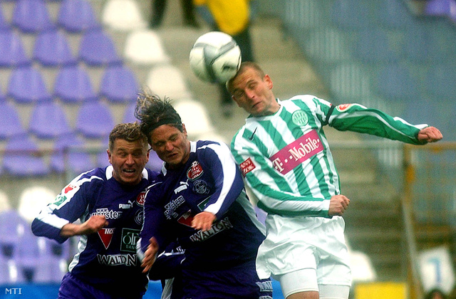 Simek Péter (Újpest FC) Farkas Balázs (Újpest FC) és Robert Vagner (FTC) küzdelme a labdáért amikor az Újpest FC az Arany Ászok Liga kilencedik fordulójában 1:1-es döntetlen mérkőzést játszott a Ferencváros csapatával a Szusza Ferenc-stadionban.